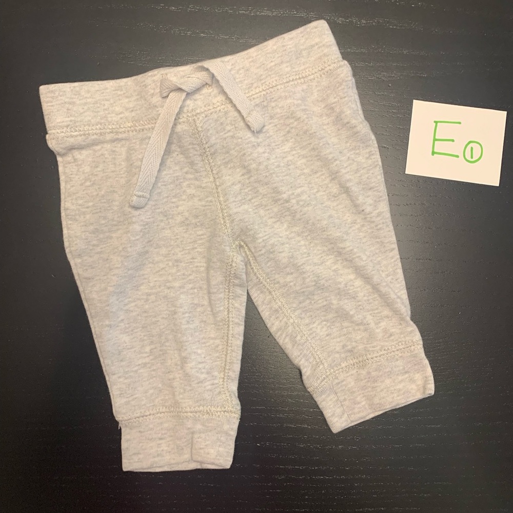⭐️5/$10.00⭐️—Cozy 0-3m Gender Neutral Old Navy Jogger Pants